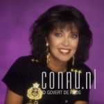 25-08-1989 Sandra Reemer at studio in Amsterdam Photo: Govert de Roos/Connu

[keywords]liggend, boek, glimlachend[/keywords]